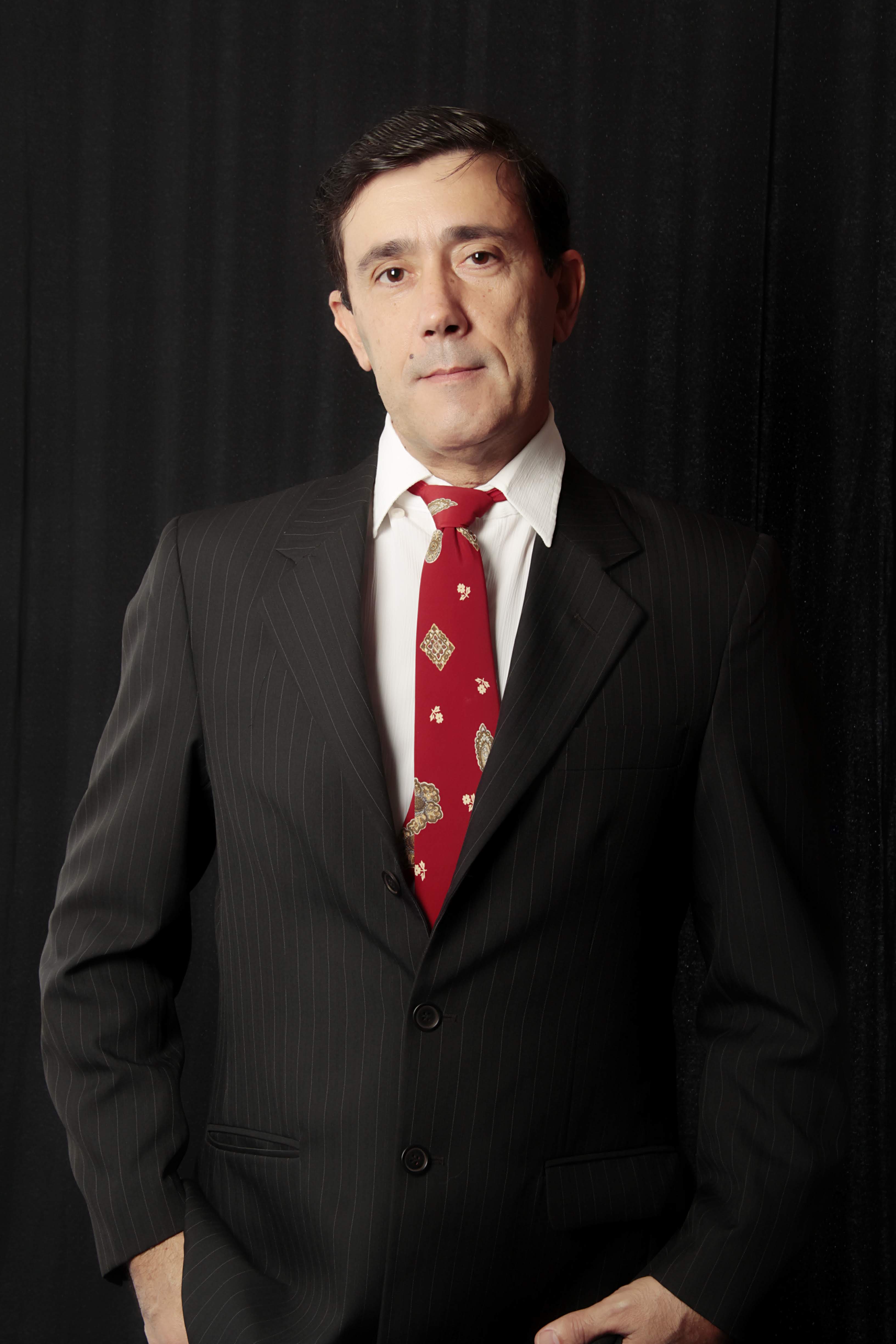 Ricardo Machado Alencar em retrato profissional de meio corpo, vestindo terno escuro
