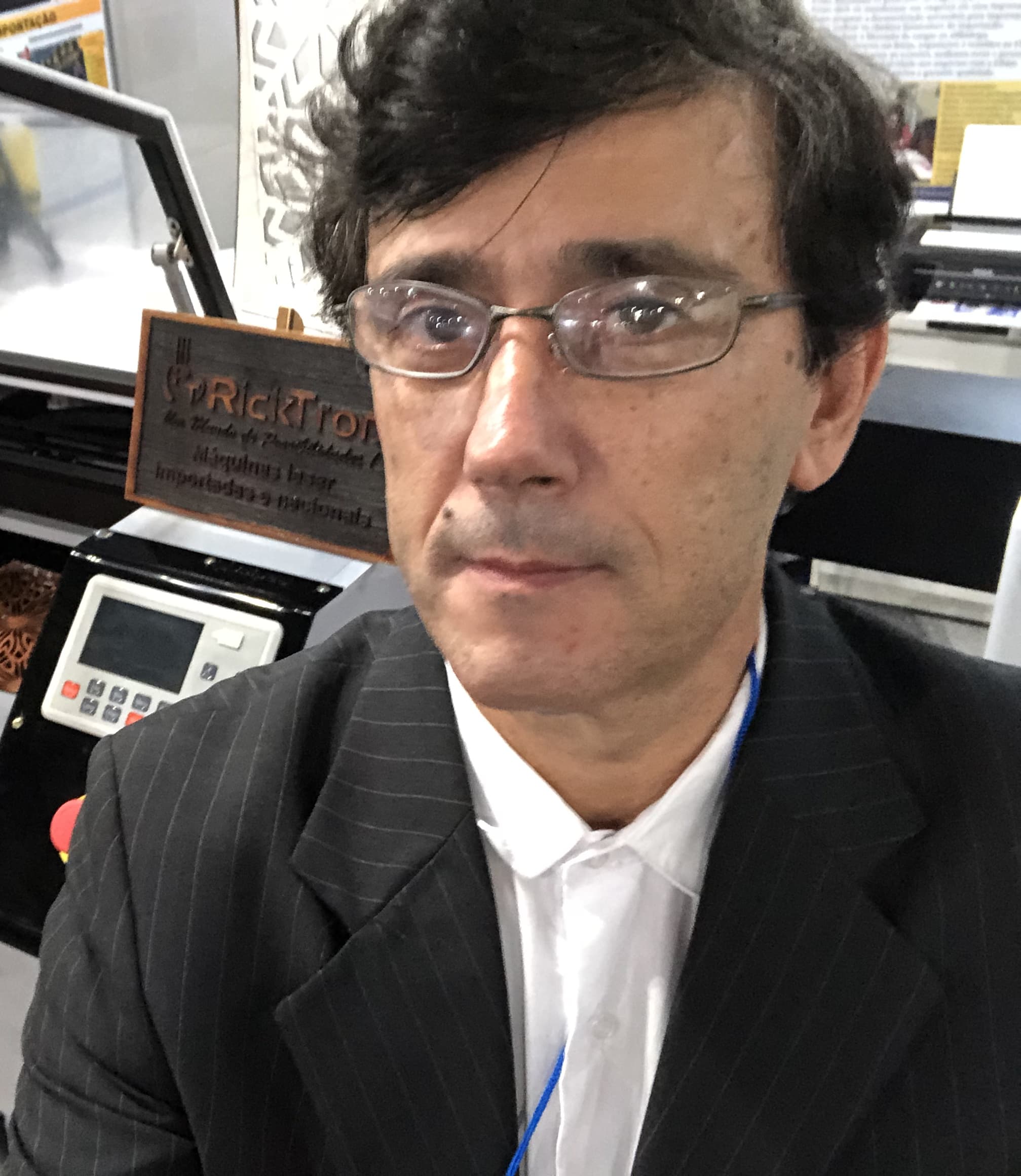 Ricardo Machado Alencar em ambiente de trabalho com equipamentos industriais